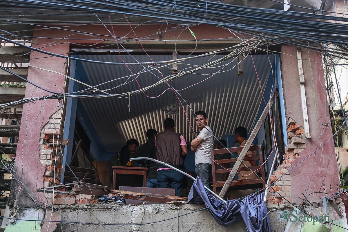 काठमाडौं महानगरपालिकाले शुक्रबार डोजर चलाएर भत्काएको थायमदु (बांगेमुढा) को सामुदायिक घर। तस्बिर: नवीनबाबु गुरूङ/सेतोपाटी